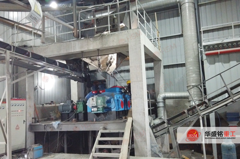 華盛銘 800×600對輥  破碎石灰石現(xiàn)場